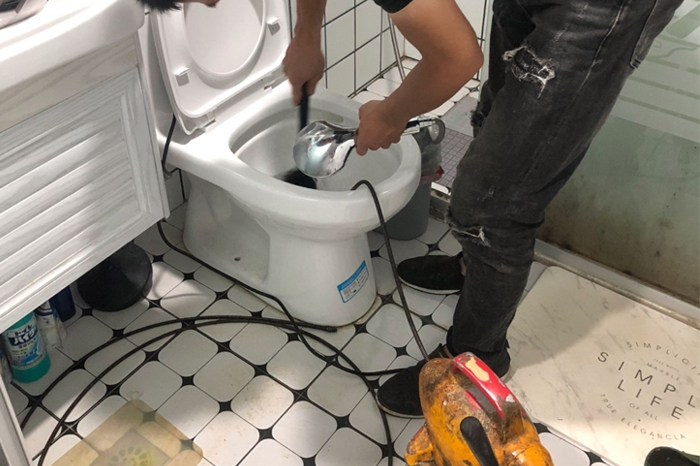 桑珠孜疏通下水道