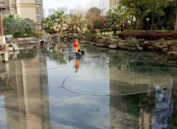 桑珠孜景观池淤泥清理