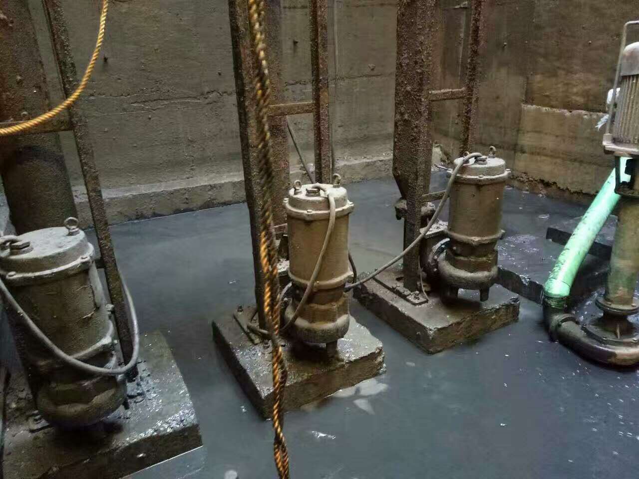 桑珠孜污水池清理