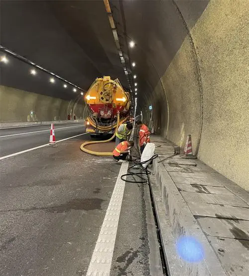 桑珠孜隧道排水渠清淤